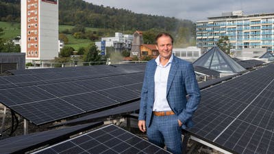 Geschäftsführer Dominik Keller steht auf dem 4500 Quadratmeter grossen Dach der Therme Zurzach inmitten der Solaranlage. (Alex Spichale)