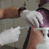 Impfzentrum-Mitarbeiter Peter Raimondo Attenhofer macht eine Covid-19-Impfung (Urs Hanhart / Urner Zeitung)