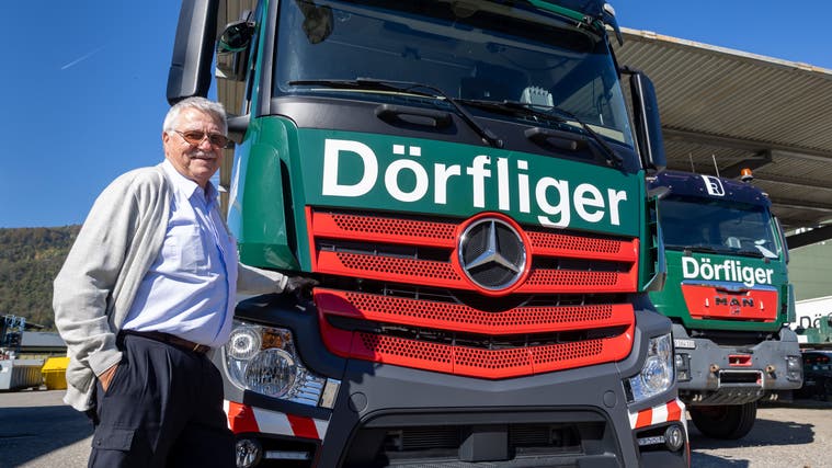 Reinhold Dörfliger senior vor seinen Lastwagen am Hauptsitz in Egerkingen. (Patrick Lüthy)