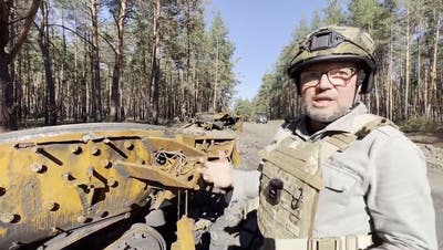 Kriegsreporter Kurt Pelda auf dem Weg nach Jampil, einem eroberten Gebiet im Osten der Ukraine. (Stefan Graf)