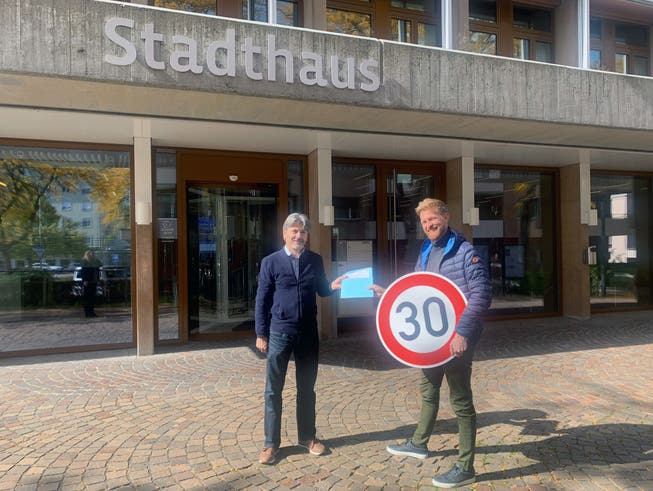Der Schlieremer SP-Gemeindeparlamentarier Thierry Lustenberger (rechts) übergab die Petition Stadtpräsident Markus Bärtschiger (SP).