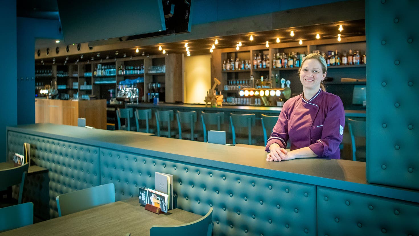 Gastgeberin Vreni Dali im neu sanierten Pub im Restaurant Port in Entlebuch. (Bild: Pius Amrein  (7. Oktober 2022))