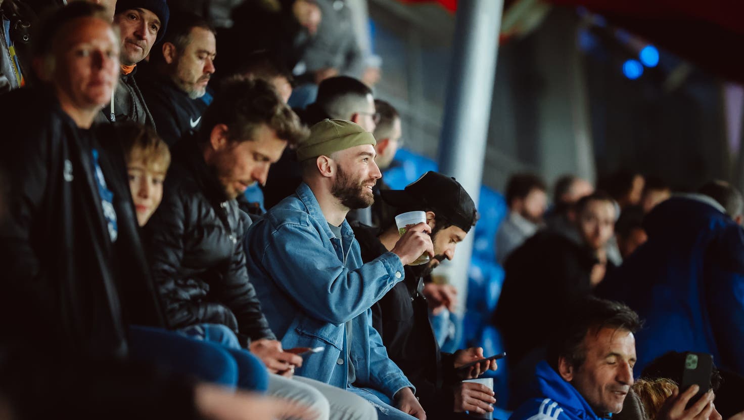 Ein Bier gehört für viele FCB-Fans zum Match dazu. Die langen Schlangen am Verkaufsstand im Joggeli leider auch. (Bild: FC Basel)