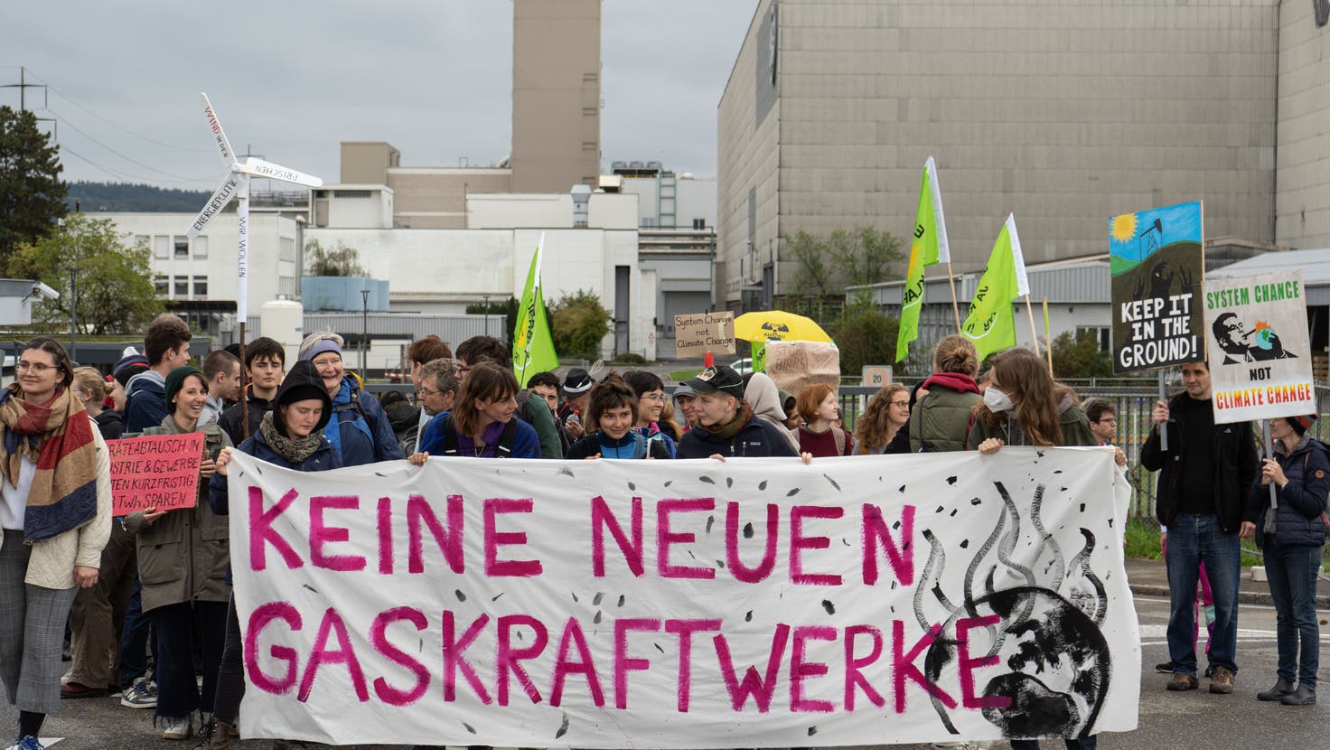 Klimastreik-Demo gegen das Notkraftwerk in Birr im Oktober 2022 - nun ist am Bundesverwaltungsgericht eine Beschwerde gegen die Betriebsbewilligung für die Anlage hängig. (Michael Küng)