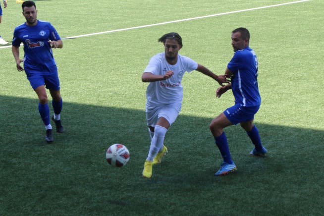 Stürmer Luan Abazi (in Weiss) führt mit zehn Treffern die Torschützenliste der 2. Liga interregional, Gruppe 5 an.