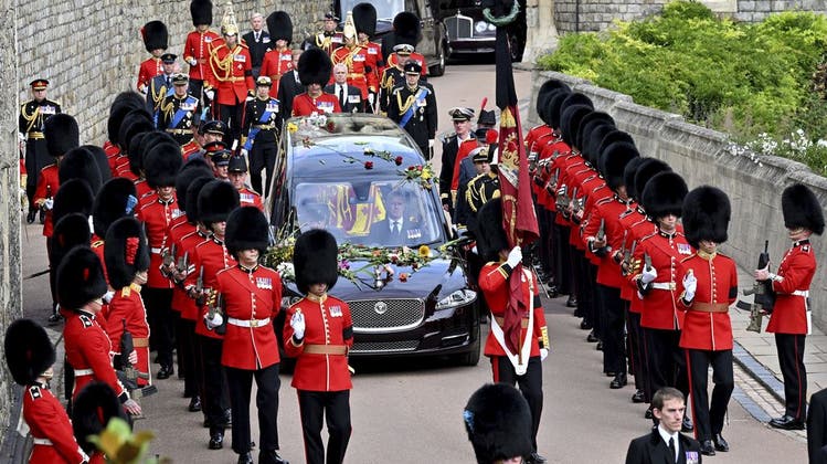 Um von London auf das Schlossgelände von Windsor zu gelangen, wurde der Sarg der Königin in einen Jaguar umgebettet. (Keystone)