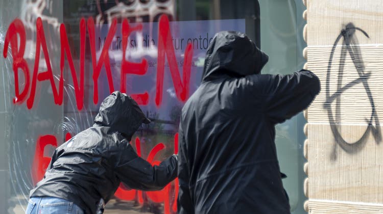 Am Rande der Kundgebung zum Ersten Mai 2022 besprayten und zerstörten Schaufensterscheiben – etwa von Bankfilialen oder einer Confiserie. (Georgios Kefalas / KEYSTONE)