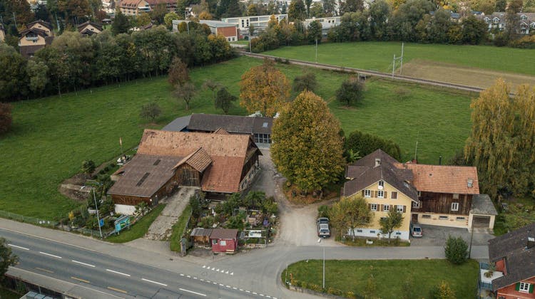 Die landwirtschaftliche Liegenschaft Feld, im Hintergrund ist die Schulanlage Muoshof zu sehen. (Bild: Dominik Wunderli (Malters, 12. Oktober 2022))
