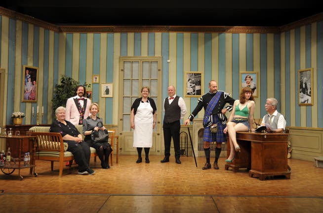 Acht Darstellende der Theatergruppe Stüsslingen spielen das Stück «Miss Sophies Erbe». Präsident der Gruppe ist Adrian Strähl (Mitte mit roter Fliege).