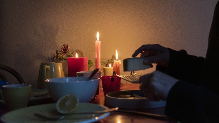 Licht aus, Kerzen an: Candlelight-Dinner unter Zwang. (Christian Beutler / KEYSTONE)