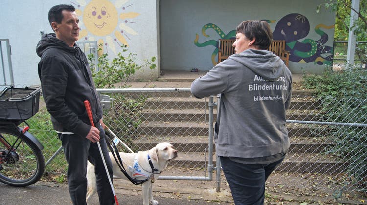 Roger Küng mit Blindenhündin Layla und Blindenführhunde-Instruktorin Alexandra Hell. (Christian Murer)