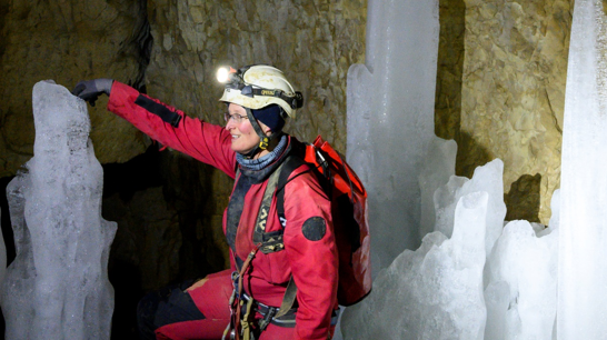 Eine Höhlenforscherin in «La Glacière de Monlési», doch die Eisgrotte steht allen offen. (Alex Spichale)
