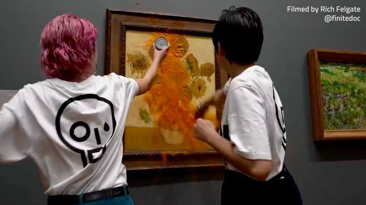 Anti-Öl-Aktivistinnen bewerfen van-Gogh-Gemälde mit Tomatensuppe