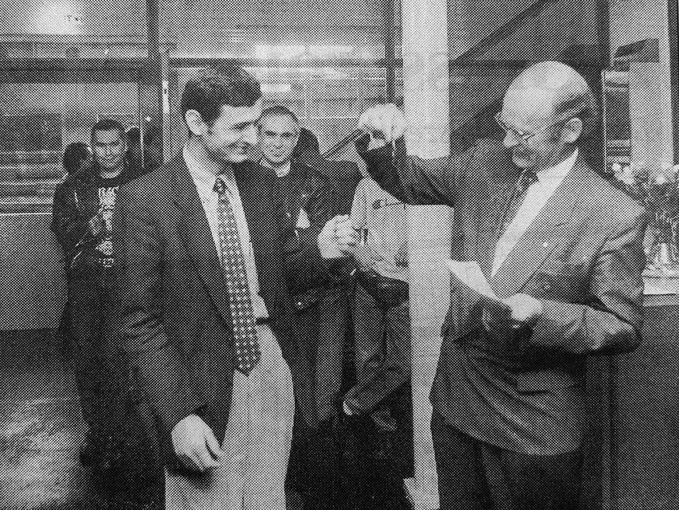 Die Schlüsselübergabe Mitte Oktober 1992 mit Schüür-Vereinspräsident Lorenzo Ciliberto (links) und dem damaligen Baudirektor der Stadt Luzern Werner Schnieper.
