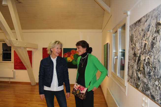 Elionora Amstutz (links) und Carmen Annen Bonati mit ihren Bildern im Hintergrund. Auf der rechten Seite eine Collage von Elionora Amstutz.