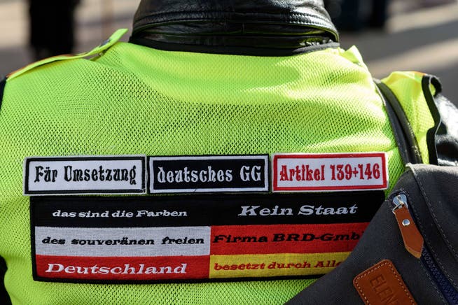 Mit Sticker gegen den angeblichen Unrechtsstaat: ein Reichsbürger an einer Demonstration. 