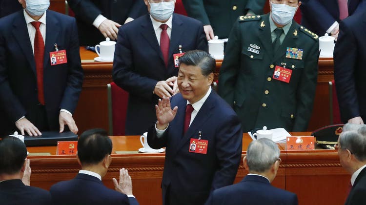 Chinas Präsident Xi Jinping (Links) und der frühere Präsident Hu Jintao bei der Eröffnungszeremonie des 20. nationalen Parteikongress der Kommunistischen Partei Chinas in der Grossen Halle des Volkes in Peking. (Mark R. Cristino / EPA)