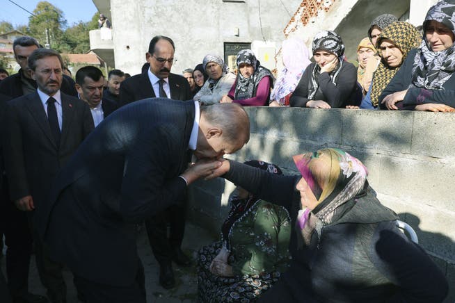 Der türkische Staatspräsident Recep Tayyip Erdogan küsst die Hand einer Mutter eines Bergarbeiters, der bei der tödlichen Explosion in Amasra in der türkischen Schwarzmeerprovinz Bartin ums Leben kam.