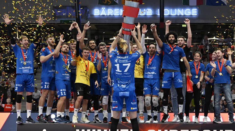 Captain Facundo Imhoff präsentiert seinen Teamkollegen den Pokal: Volley Amriswil bejubelt seinen ersten Titelgewinn in dieser Saison. (Marcel Bieri/Keystone)