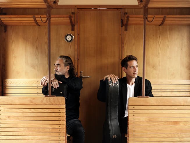 Gitarrist Roman Nowka (rechts) und Sänger Stephan Eicher spielen Mani-Matter-Songs beim «Träff Schötz».