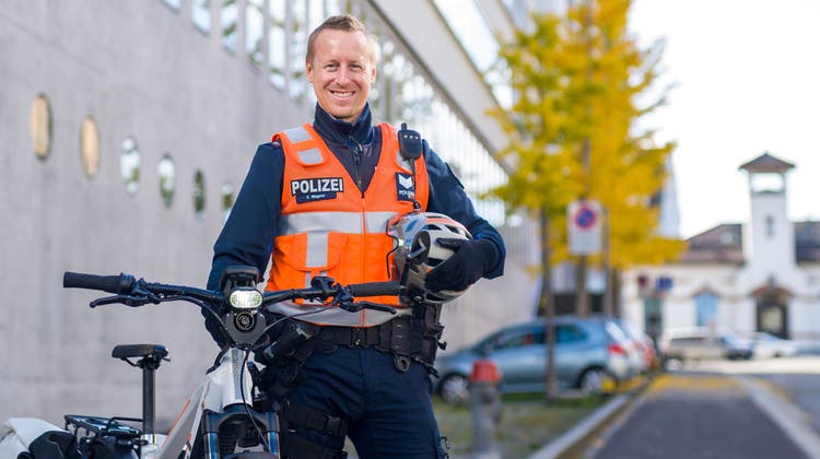 Polizist Claudio Wagner hat sich dafür eingesetzt, dass die Stadtpolizei St.Gallen E-Bikes anschafft. (Bild: Arthur Gamsa)