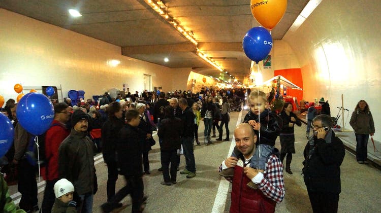 Tausende eroberten den Lungerer Tunnel: Zu Fuss, mit Kinderwagen, Velos, Skates  oder Kinderwagen. (Bild: Romano Cuonz (Lungern, 25. November 2012))