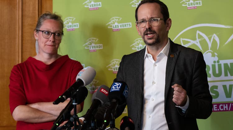 Fraktionschefin Aline Trede und Parteipräsident Balthasar Glättli erklären, weshalb sie nach dem Rücktritt von Ueli Maurer nicht antreten. (Peter Schneider / KEYSTONE)