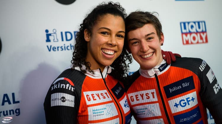 Pilotin Melanie Hasler und ihre aus Lütisburg kommende Bremserin Jasmin Näf (von links) bilden in der bald beginnenden Weltcup-Saison wieder ein Team. (Bild: PD)