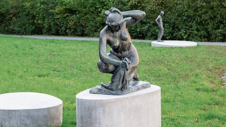 Die Kunst in der Stadt ist in Bewegung: Nackte Frauen aus Bronze sind in den Park gewandert