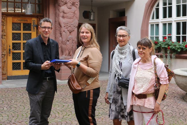 Stadtschreiber Roger Erdin nahm die Petition von Franziska Wüthrich, Ursula Köfer und Sabine Dagrada entgegen.