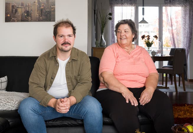 Dominik Bein mit seiner Mutter Rosmarie Bein in seiner Wohnung in Rickenbach.