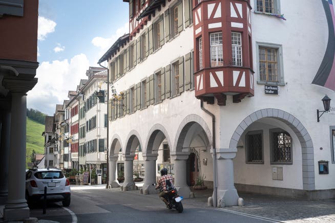 Die schönen Häuserfassaden im Zentrum von Lichtensteig mit dem Rathaus für Kultur im Vordergrund.