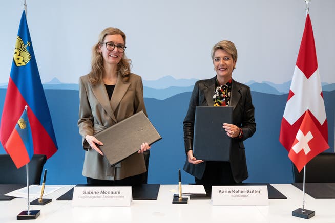 Wakil Perdana Menteri Liechtenstein Sabine Monauni dan Menteri Kehakiman Karin Keller-Sutter saat penandatanganan perjanjian di Bern.
