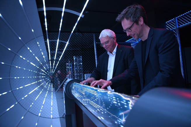 Conrad Amman, CEO Primeo Energie (links) und Wolfgang Szabó, Leiter des Kosmos in der virtuellen Stromleitung des Erlebniszentrums.