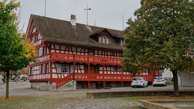 Das alte Pfarrhaus an der Bahnhofstrasse 3 soll mindestens 1,4 Millionen Franken einbringen. (Bild: Manuel Nagel)