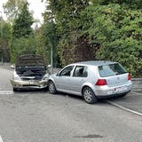 In Oberweningen ZH haben sich bei der Kollision zweier Autos drei Personen verletzt. (Kantonspolizei Zürich)