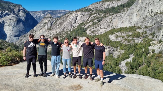 Neben der Arbeit blieb Zeit für Ausflüge, so wie hier in den Yosemite-Nationalpark (von links nach rechts: Nicola Fioretti, Fabian Müller, Dawid Kapka, Leandra Schegg, Silvan Heini, Dario Hollbach, Florian Goller).