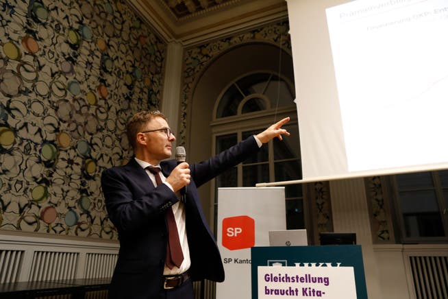 SGB-Chefökonom Daniel Lampart spricht am Parteitag der SP Aargau in der Aula des Pestalozzischulhauses in Aarau.