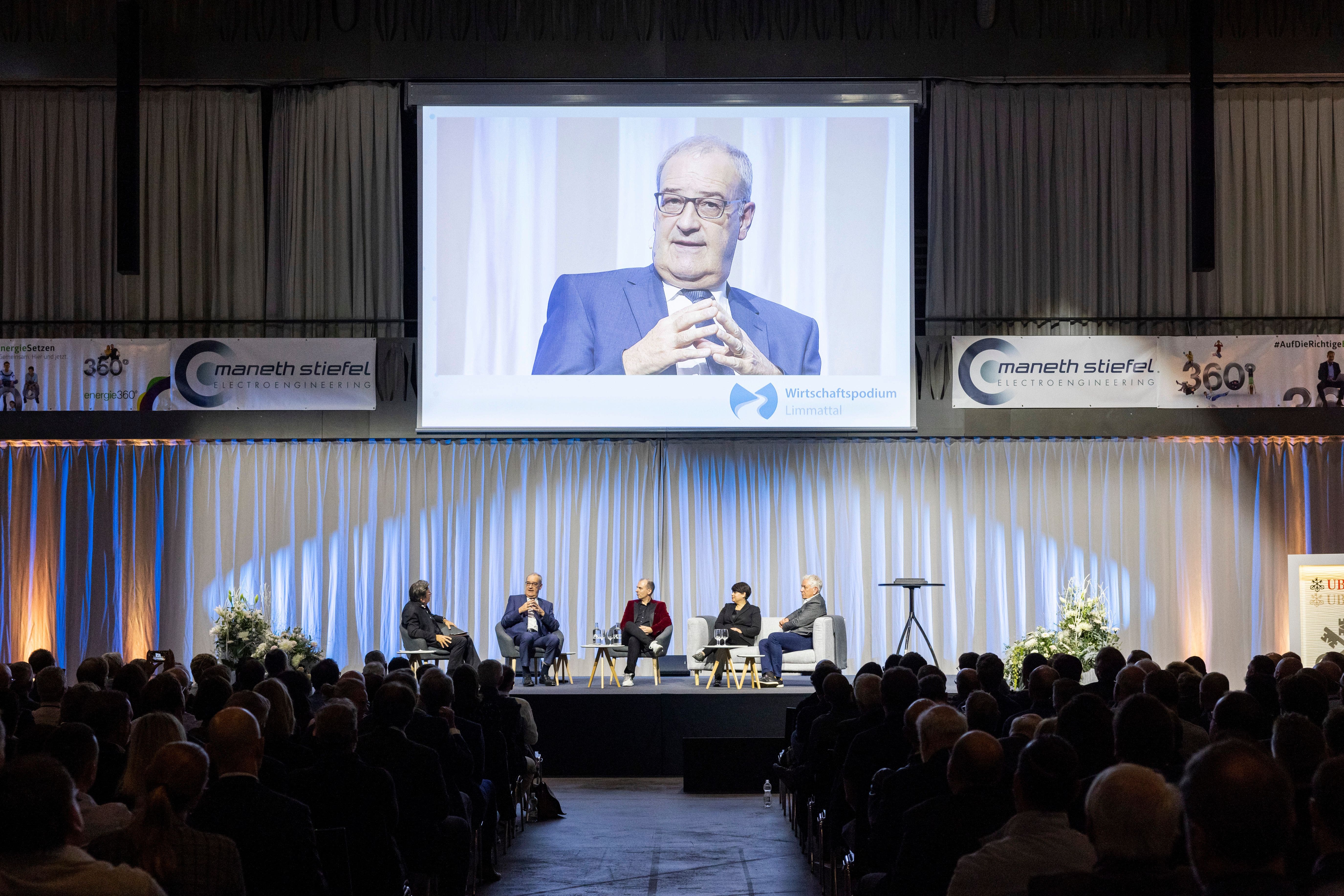 Podium mit Moderator Stephan Klapproth: Bundesrat Guy Parmelin sprach mit Roland Brack, Sita Mazumder und Röbi Koller.