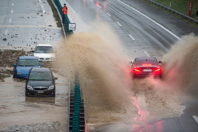 Schlamm und Wasser auf der Autobahn A1 in Wil nach einem heftigen Unwetter im Juni 2015.
