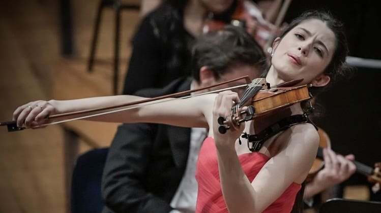 Passend im feuerroten Kleid: Die Geigerin María Duenas war im Konzert vom Mittwoch Solistin in Dvoraks Violinkonzert. (Bild: Pius Amrein  (19. Oktober 2022))