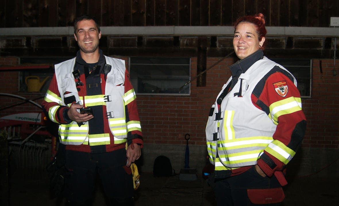 Die Übungsleitung mit Claudio Schildknecht und Rebekka Hagenbuch. Sie informierten die Kantonale Feuerwehralarmstelle in Aarau, um den Alarm auszulösen.