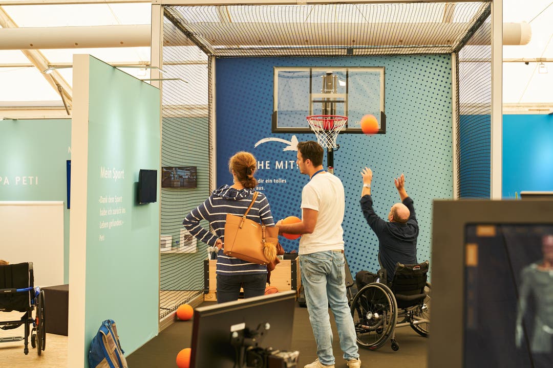 Beim grossen Stand des Paraplegikervereins konnten Besuchende ausprobieren, ob sie mit dem Ball vom Rollstuhl aus einen Korb landen können.