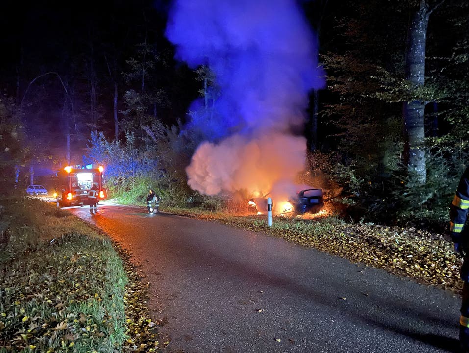 Muhen, 23. Oktober: Auto brennt nach Unfall komplett aus.