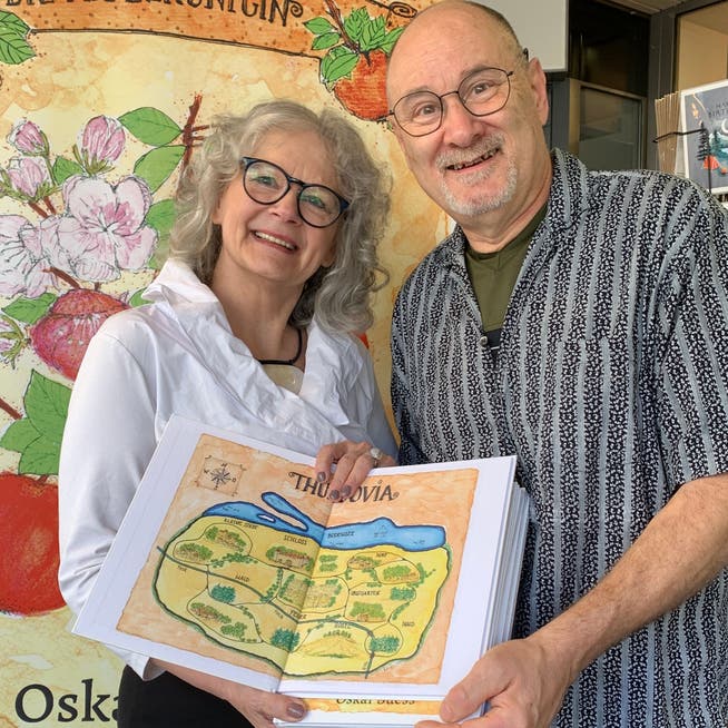 Oskar Süess und Kinga Maria Schielke freuen sich, das Buch der Öffentlichkeit vorzustellen.