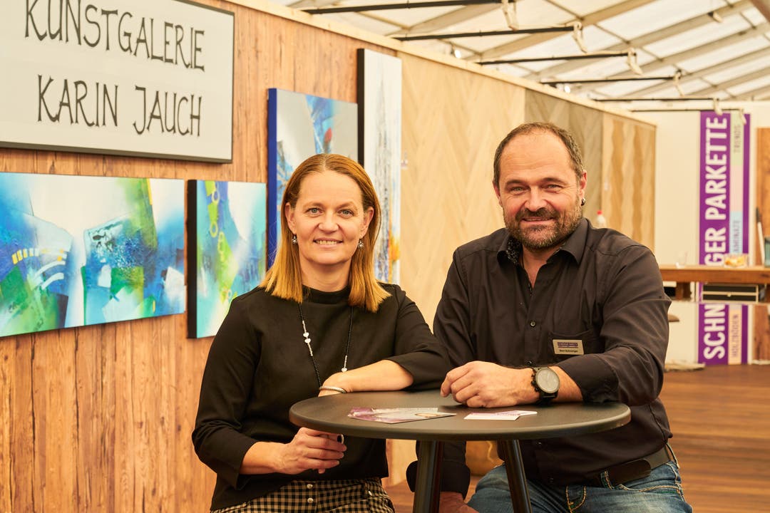 Seit über 20 Jahren hat Schnüriger-Parkett-Inhaber Beni Schnüriger einen Stand an der Messe. Dieses Jahr stellt Karin Jauch ihre Kunstwerke ebenfalls darin aus. 