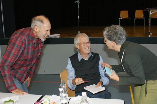 Projektleiter Christoph Schmid und die Tagesmoderatorin Doris Hellmüller unterhalten sich mit dem Hauptredner Arne Engeli aus Rorschach.