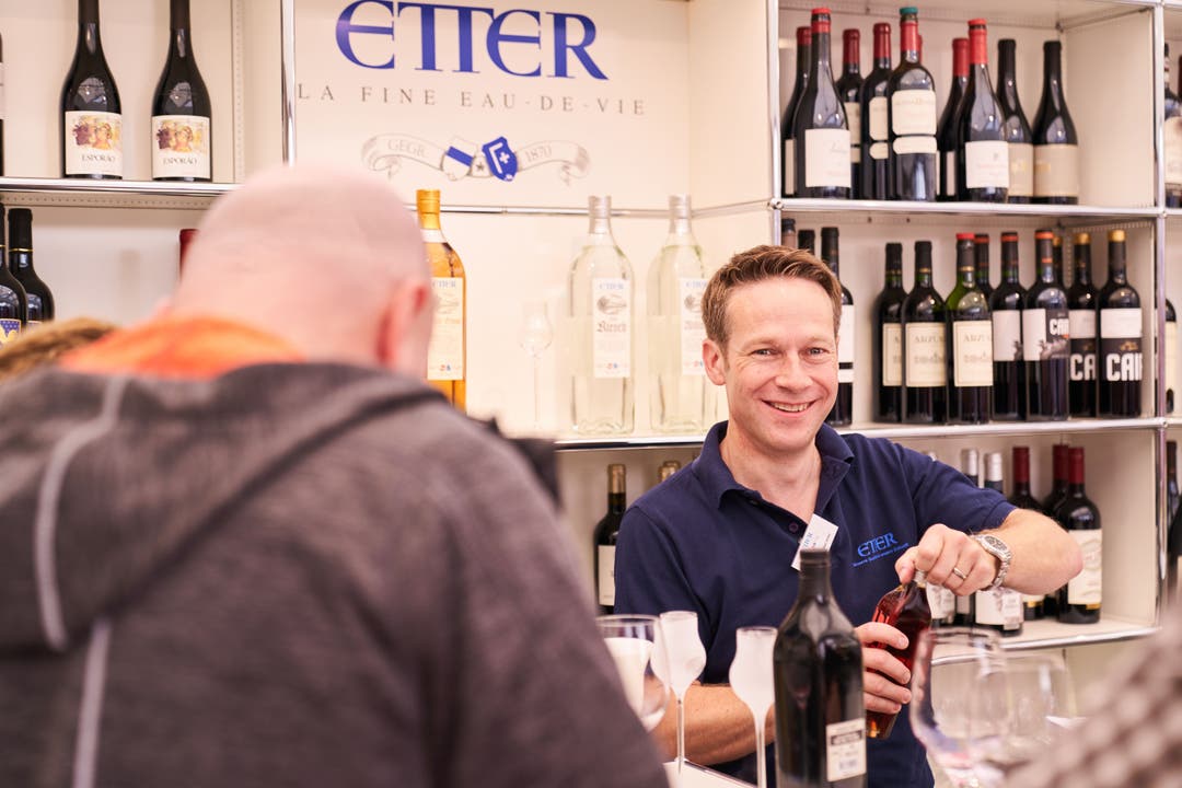 Etter-Geschäftsleiter Gabriel Galliker-Etter öffnet gerne eine gute Flasche für seine Gäste.