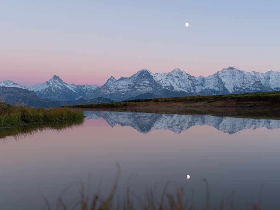 Auf dem Foto sieht man am Abend den Mond über den Alpen aufgehen und das gespiegelt in einem kleinen Bergteich. Wunderbar wie ruhig das Wasser war an diesem Abend.