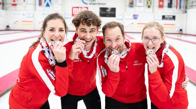Chantal Schmid, Simon Hoehn, Yves Hess und Ursula Hegner (von links) schmeckt ihre Medaille. (Bild: Swiss Curling/PD)